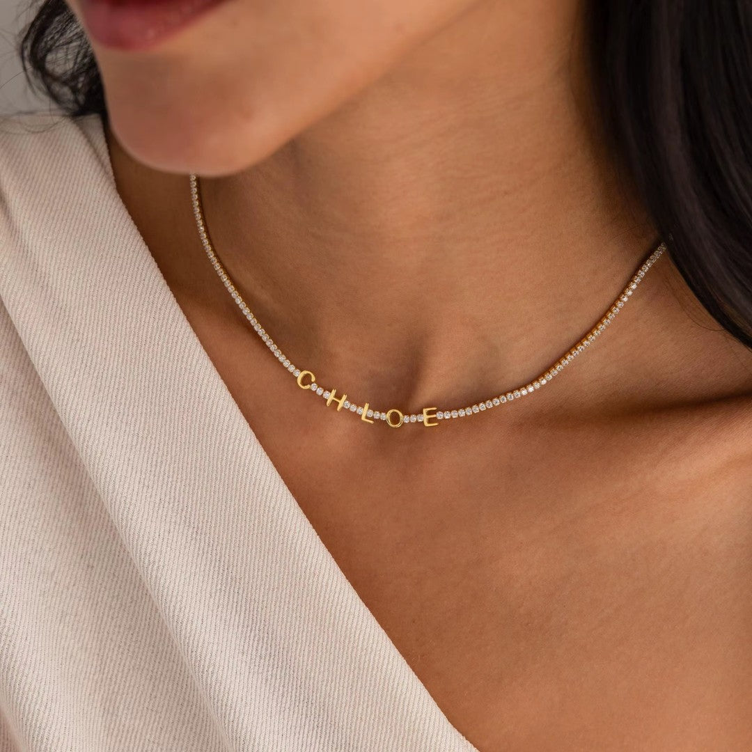 Collier prénom doré CHLOE porté au cou — Sway