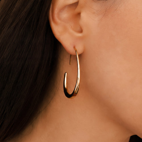 Créole Goutte Fluide dorée Sway portée à l'oreille
