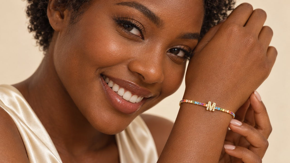 Bracelet personnalisé à initiale porté par une cliente Sway
