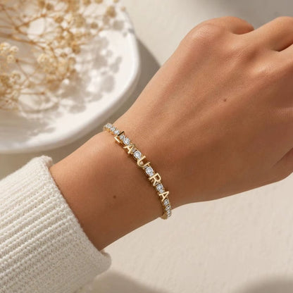 Bracelet tennis prénom doré porté au poignet