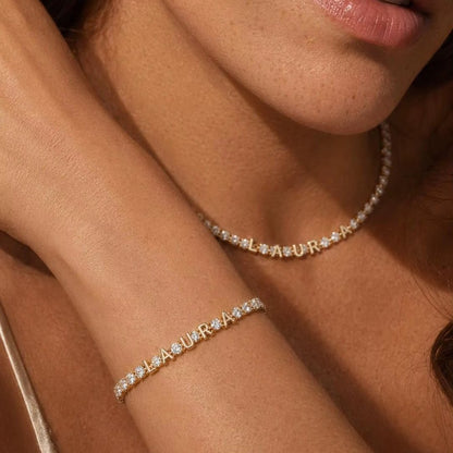 Bracelet et collier prénom assortis portés