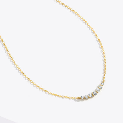 Gros plan des 7 zircons du Collier Arc Étincelle doré, Sway
