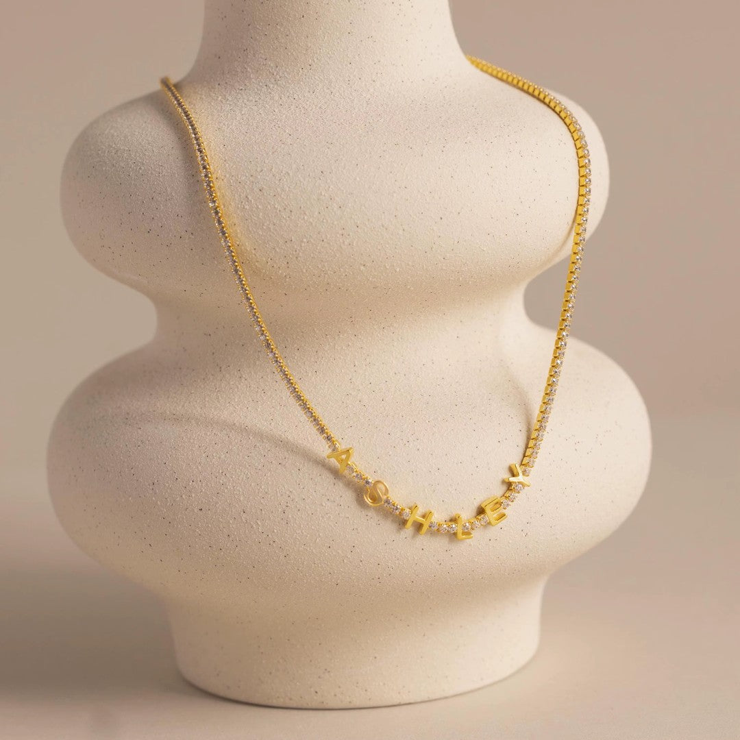 Collier prénom doré présenté sur un buste