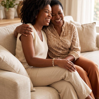 Mère et fille, bracelet prénom Sway au poignet