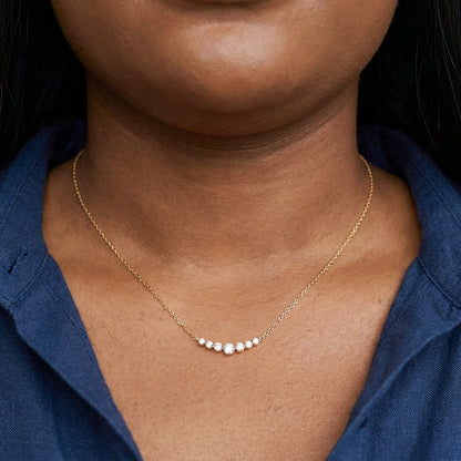 Collier Arc Étincelle doré porté sous les clavicules, Sway