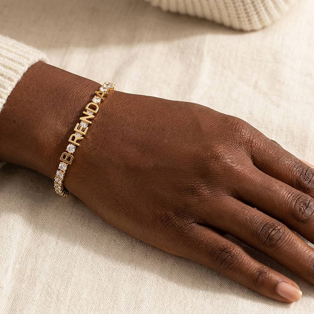 Bracelet prénom doré BRENDA porté