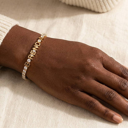 Bracelet prénom doré BRENDA porté