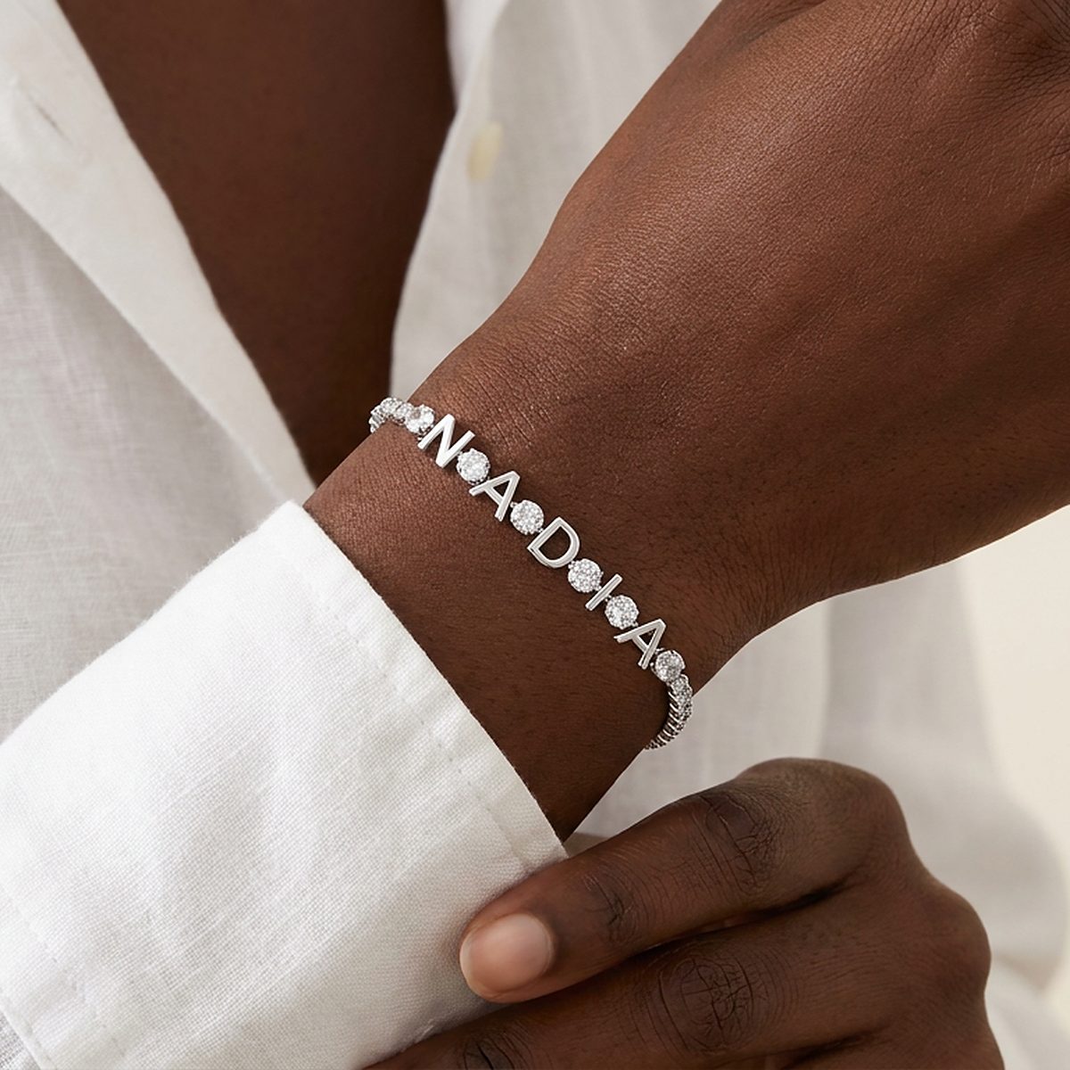 Bracelet prénom argenté NADIA porté au poignet