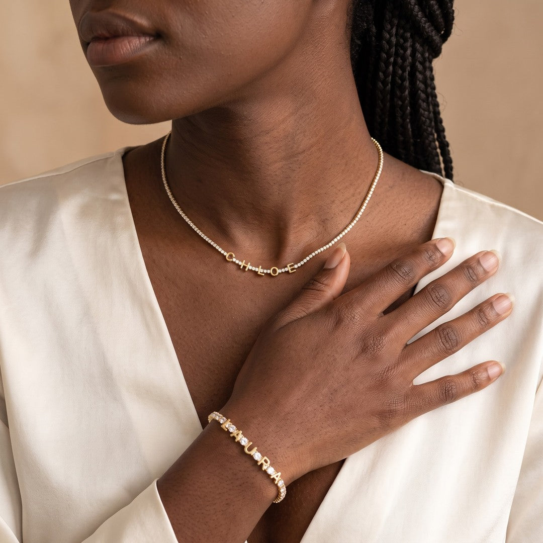 Collier prénom doré CHLOE et bracelet prénom LAURA portés ensemble — Sway