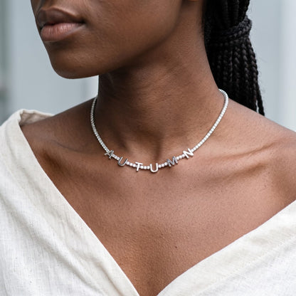 Collier prénom argenté AUTUMN porté