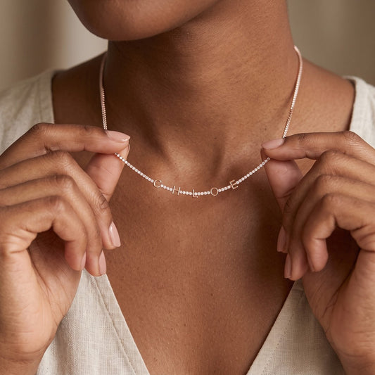 Collier prénom or rose CHLOE tenu au cou