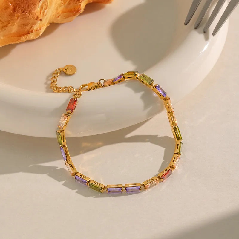 Bracelet Tennis Éclat Sway version Multicolore, zircons baguette champagne, violet, vert et rouge, plaqué or 18 carats
