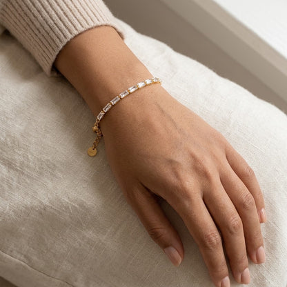 Bracelet Tennis Éclat Sway porté au poignet, version Clair, zircons baguette sur chaîne plaquée or 18 carats