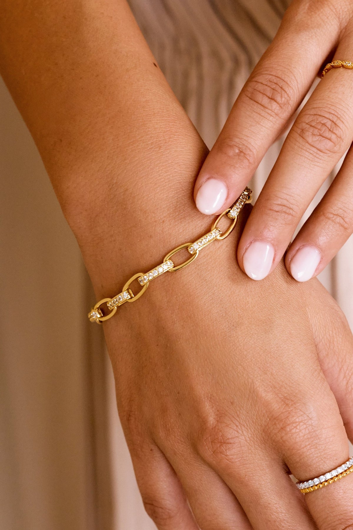 Bracelet Maillons Lumière doré porté au poignet, Sway