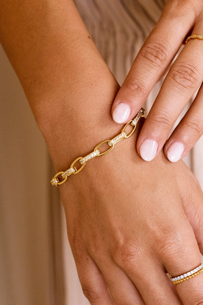 Bracelet Maillons Lumière doré porté au poignet, Sway