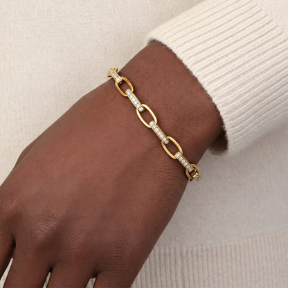 Bracelet Maillons Lumière doré porté avec un pull crème, Sway