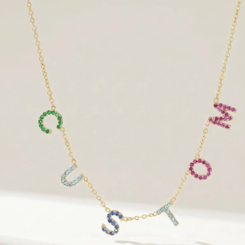 Collier à lettres serties de pierres de couleur