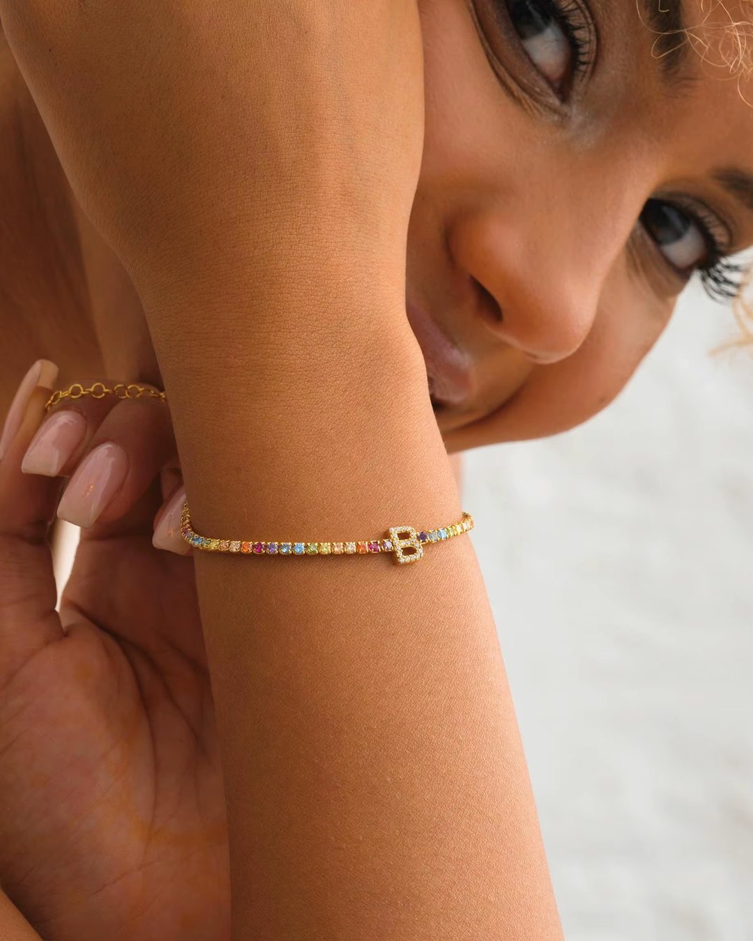 Bracelet initiale Sway porté